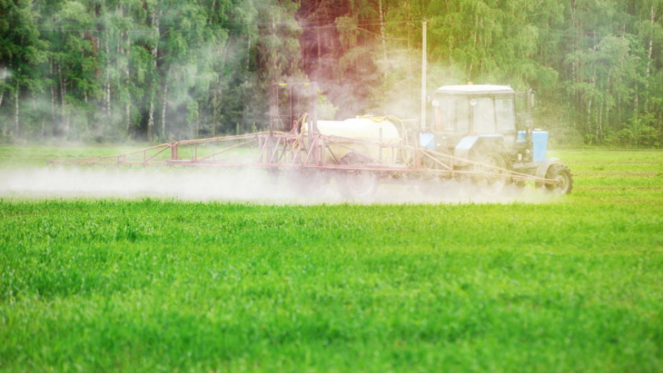 herbicydy traktor oprysk freepik