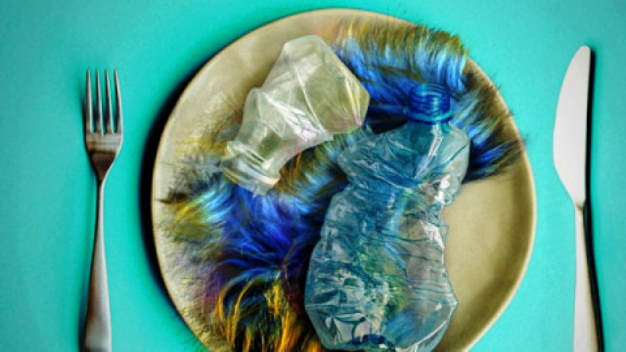 Niemal każda butelka wody zawiera plastik! Efekt poliestrowej pseudo ekologii zamiast zdrowych ubrań