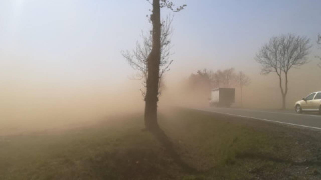 Rolnicy modlą się o deszcz. Tymczasem w wielu rejonach Polski pojawiają się burze piaskowe