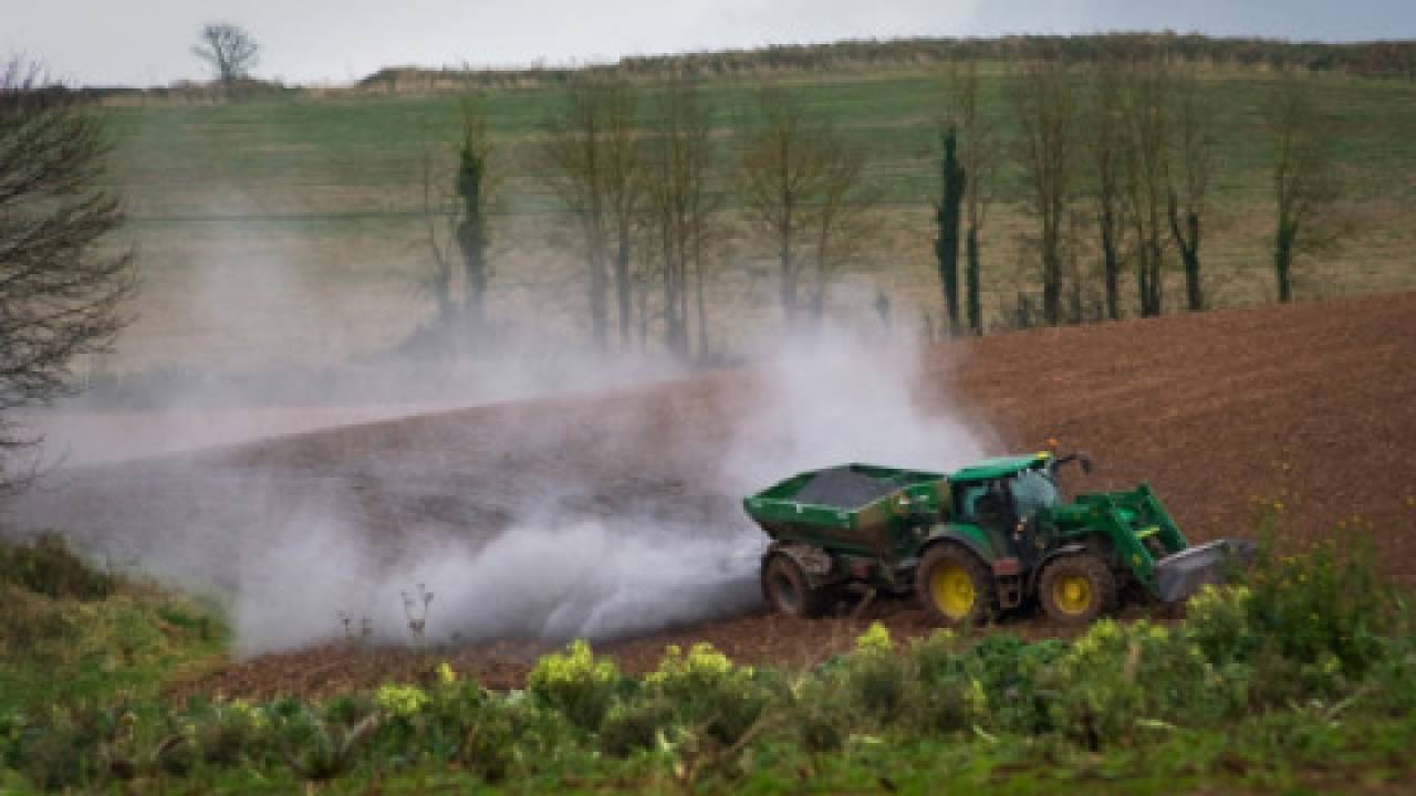 Czas na wapnowanie gleb. Ministerstwo Środowiska wspomoże rolników