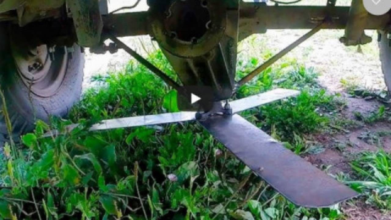 Jak to możliwe, że oni latają w kosmos? Rosyjska myśl techniczna – połączenie samochodu UAZ z kosiarką do trawy